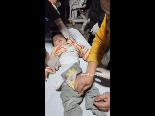 video nueva masacre israelí en la franja de gaza ahorauna niña dormida fue recuperada de debajo de los escombros de su sex