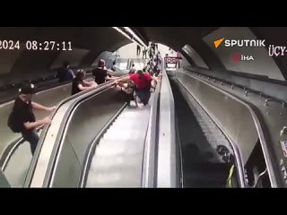 video un total de 11 personas cayeron y resultaron heridas al fallar una escalera mecánica en la estación de metro ucyol sex