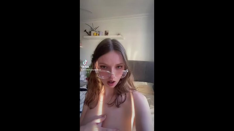 video длинноволосая красотка решила на улице отсосать член молодого парня и трахнуться с ним полное видео можно найти в sex