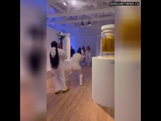 video бейонсе устроила white party на презентации своего бренда по уходу за волосами cecred поддержать sex