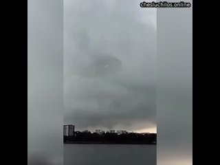 video в небе на водохранилищем в сингапуре было заснято необычный объект который кажется прячется в облак sex