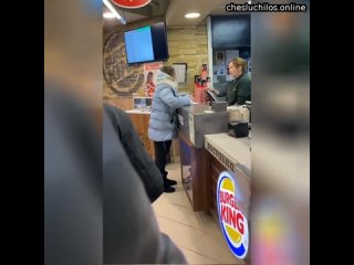 video в московском бургер кинге пьяная посетительница разгромила стойку и подралась с сотрудницей пьяная sex