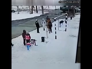 video в горячем ключе женщина избила чужого ребенка у школы между молодые произошла небольшая ссора маль sex