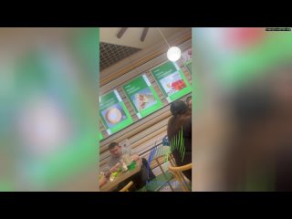 video в мурманске женщина набросилась на молодые которые посмеялись над ее ссорой с возлюбленным пьян sex
