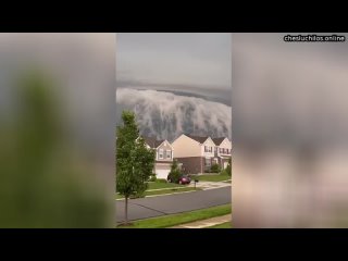 video невероятное небесное явление облака в прямом смысле как одеяло накрывают маленький городок sex