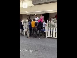 video чернокожие мигранты прорвали границу в италии и массово заселились на острове лампедуза теперь их там больше чем sex