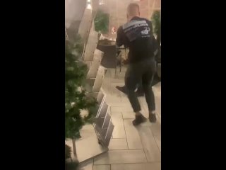 video неизвестна подлинная причина конфликта но в итоге спортик отвесил жестких лещей двум дрищам sex