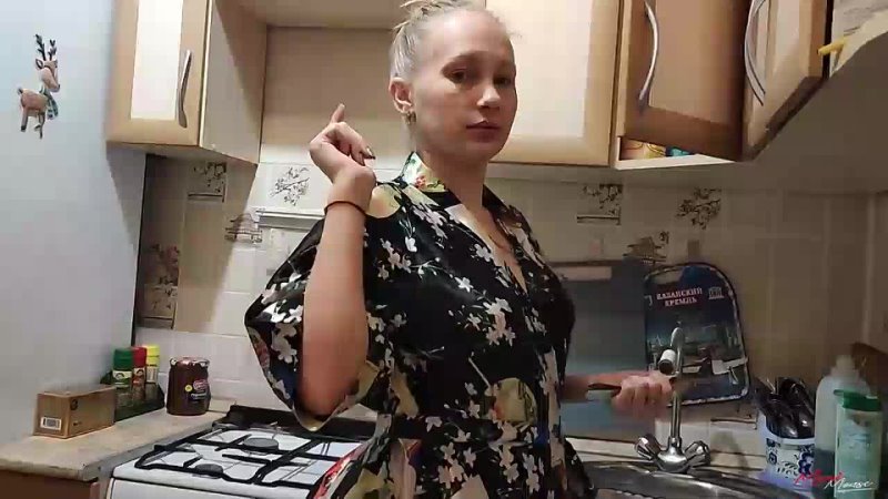 video случайно трахнул сводную сестру пока она мыла посуду русское домашнее видео sex