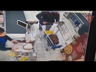 video мужчина пытался вынести из магазина 30 коробок шоколадных конфет и сухое молоко на 22 000 sex