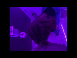 video дал в рот рандомной телке в ночном клубе прямо в туалете sex