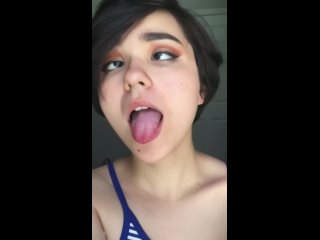 video юная школьница тян показывает свой язычок и косит глаза фетиш девочка пускает слюни ротик фетиш короткая стрижка sex
