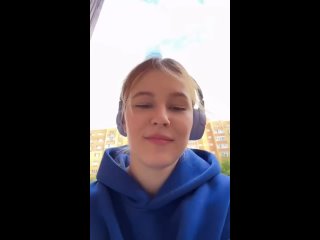video русская симпатичная подруга в короткой юбке и без трусиков стрим во дворе многоэтажки мастурбация на улице sex