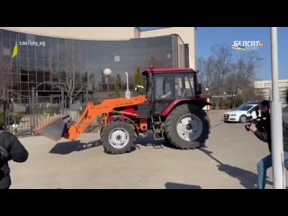 video ябатьки к посольству украины подвезли на тракторе мешок картошки sex