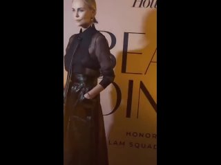 video 48 летняя шарлиз терон пришла на вечеринку в прозрачном бюстгальтере sex
