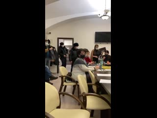 video полиция пришла на заседание из за порванного портрета путина sex