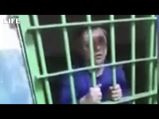 video сволочь иди сюда пьяный в стельку депутат устроил дебош в отделе полиции sex