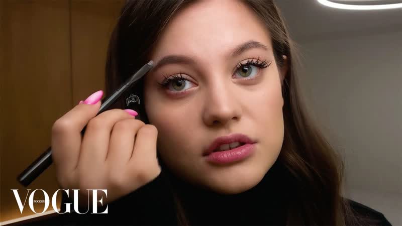 video дилара зинатуллина показывает повседневный макияж со стрелками vogue россия sex