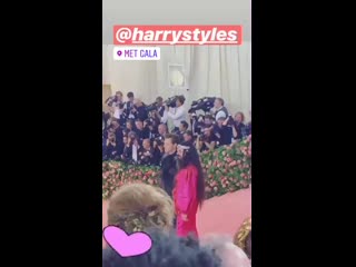 video гарри стайлс и алессандро микеле на розовой дорожке met gala 0605 sex