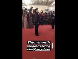 video гарри стайлс и алессандро микеле на розовой дорожке met gala 0605 sex