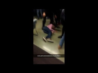 video охранник аэропорта едва не сломал шею американской школьнице sex
