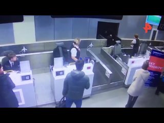 video мужчина в шляпе пробежался по ленте багажа чтобы достать забытые вещи sex