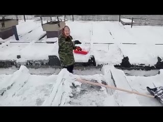video бабушка убирает крышу многоэтажки от снега в челябинской области sex