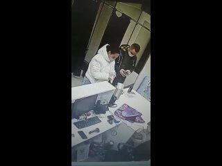 video женщина проверяет фаллоимитатор прям в пункте выдачи sex