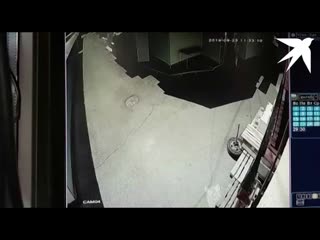 video осторожно шокирующие кадры мать родившая дочь в лосины выбросила ребёнка оставив малышку задыхаться в пластиковом sex