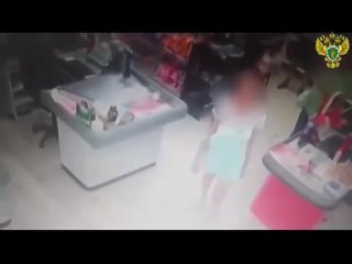 video омичка жестко пнула в спину покупательницу продуктового магазина sex