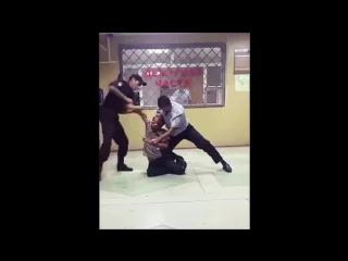 video на пососи пьяное быдло устраивает дебош в отделении полиции драка алкаши ору sex