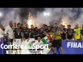 video франческо тотти выигрывает скудетто со своей командой в чемпионате серии а1 8 на 8 в финальном матче totti sex