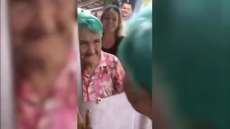 video 80 летняя бабушка несмотря на запрет родных покрасила волосы в зелёный sex