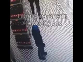 video мужчина ударил кулаком маленького ребенка по лицу в магазине sex