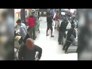 video отец поймал сына за секунду до удара головой о каменный пол sex