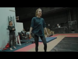video эмма майерс тренируется для роли энид в уэнсдей sex