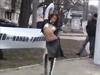 video негритянка раздевается на улице во время акции sex
