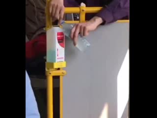 video пассажиры автобуса засняли парня активно переливающего в свою бутылку антисептик sex