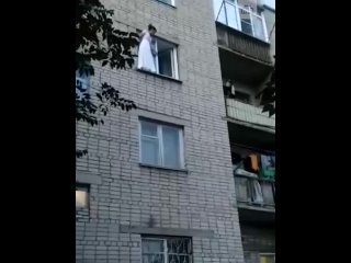 video пьяная марина из рубцовска в свадебном платье все таки спрыгнула с третьего этажа несмотря на уговоры sex