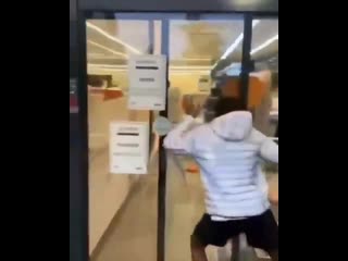 video испания провинция жирона мародёры грабят супермаркет sex