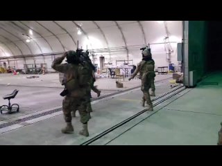 video талибы осматривают брошенные американцами вертолеты ch 46 sex