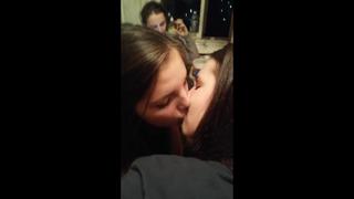 video школьницы пьяные на вписке сосут ся нежно целуются на камеру в перископе sex