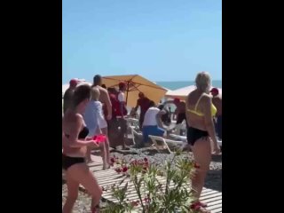 video в сочи работники пляжа толпой избили парня арматурой и палками после того как он заступился за своих маленьких sex