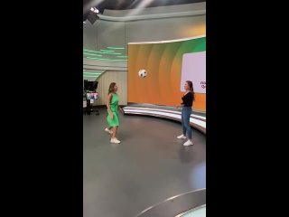 video когда девушки ведущие из бразилии с мячом обращаются лучше чем наша сборная sex