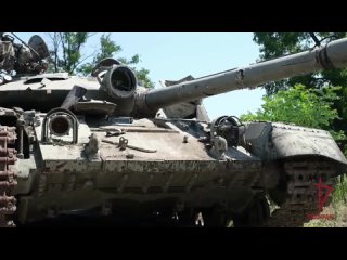 video бойцы росгвардии осматривают брошенный африканский т 64б1м противника на окраине одного из населенных пунктов днр sex