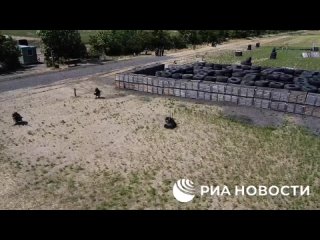 video российские добровольцы отрабатывают применение в бою робота пулеметчика бойцы проходят подготоу на полигонах в sex
