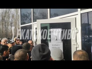 video мигрантам раздают повестки в здании гибдд екатеринбурга иностранные специалисты приехали сюда чтобы поменять sex