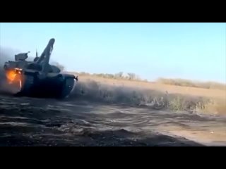 video т 90 после прилета в него fpv дрона смог выполнить свою боевую задачу и уйти в тыл для ремонта sex