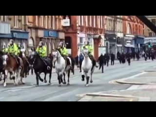 video английская полиция объединилась с исламистами и разгоняет коренное население на видео вы можете наблюдать как sex