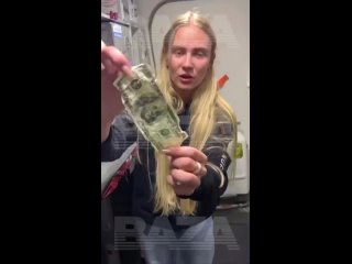 video питер с юмором нетрезвая пассажирка самолета орально молодые соседа во время полёта sex
