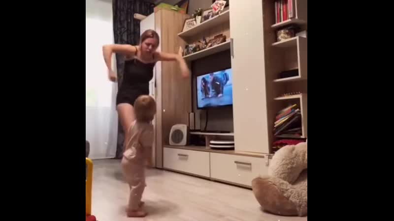 video мамуля отжигает с дочуркой sex